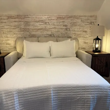 Cozy Retreat • Fireplace Loft •Walk to Park & Lake