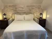 Cozy Retreat • Fireplace Loft •Walk to Park & Lake