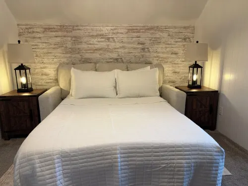 Cozy Retreat • Fireplace Loft •Walk to Park & Lake