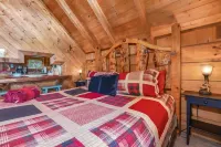 Cute Studio Cabin! Views! Private. Hot Tub. Relax!