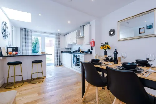 Stunning Home Perfect for Groups Free Parking - balcony