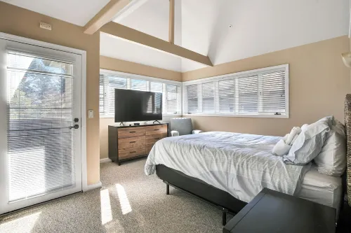 Lighthouse Beach House - Homestays
