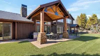 Mulligan Estate by Avantstay Sunriver Retreat + Hot Tub + Game Room + Bikes + Near Trails & Golf - Country Houses