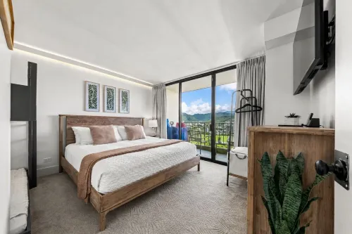 Newly Renovated! Free Parking, Koolau Mountain, Golf Course and City Views!
