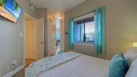 Sea Gypsy by Avantstay 1Br Coastal Condo + Shared Pool Short Walk to Beach + Mins to Port A - Homestays