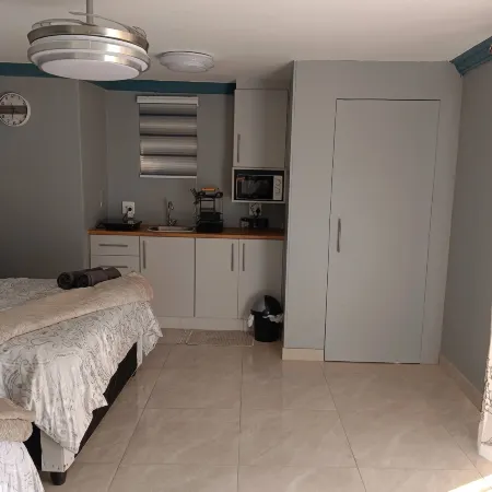 Crompton Studio Apartment 786 Отели в г. Береа
