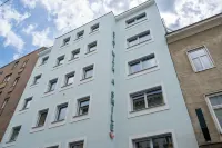 Premium Apartments with Air Conditioning - Doverys Yard - Balkon