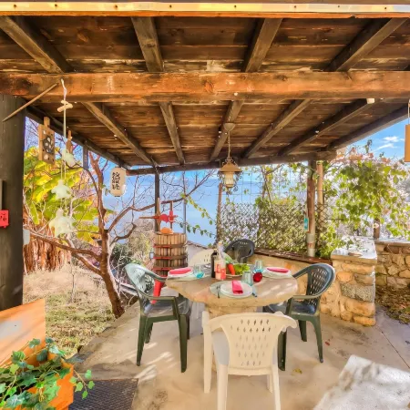 Faby House on Hilly Area and View Lake - Happy Rentals