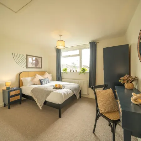 5 BD 3 bath/3 Car Drive/Large Garden/Pet Friendly