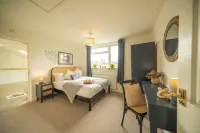 5 BD 3 bath/3 Car Drive/Large Garden/Pet Friendly - 4-Star