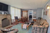Renovated Bungalow with Cozy Gas Fireplace - Wifi