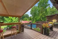 Cozy, Pet-Friendly Retreat in Hickory w/ Fire Pit! - Bintang 3
