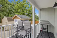 Lookout Tiny Home Near Marina, Dock Access & Dining - Homestays