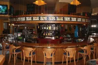 James Bay Inn Hotel, Suites & Cottage - bar