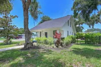 Historic 1930s Cottage + Heated Pool + 12mi to Beaches & 1 mi to Downtown - Swimmingpools