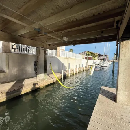 Waterfront 4-bedroom Private Single-family House/Villa
