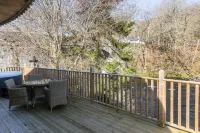 Otters Holt  Circular Riverside Retreat with Hot Tub - Villas