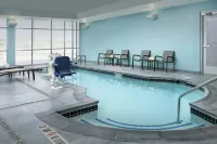 溫莎SpringHill Suites飯店拉夫蘭/柯林斯堡 - 游泳池