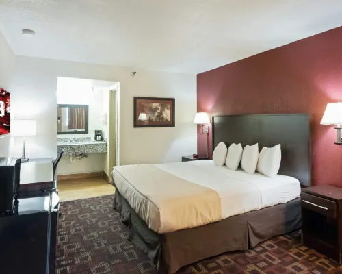 Red Roof Inn Oklahoma Airport - I-40 W/Fairgrounds Hotels near Athena Mall