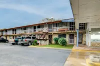 Cannon Inn by Capital O Gonzales TX - parking