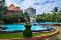 RedDoorz Plus Near Tugu Mercusuar Anyer - parcheggio