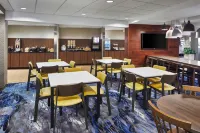 Fairfield Inn & Suites Gainesville - parking