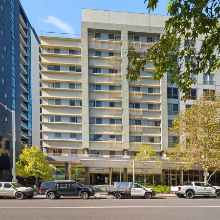 City-edge 1-bed Apartment With Pool Access