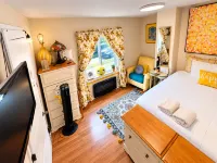 Yellow Room Near Yale - 2-Star