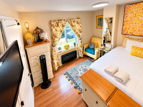 Cozy Yellow Queen Bed by Yale U - 2-نجوم