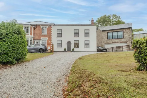 Elegant Escape at Dineter Wood House - 2-Sterne