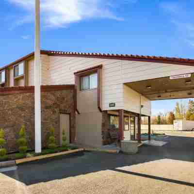 Ramada by Wyndham Medford Airport North Hotel Exterior