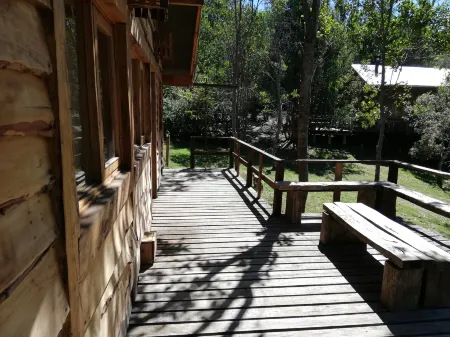 Cabaña rústica 2 Maravillosa,Con Troncos Nativos, Con Orilla de Río Trancura Отели рядом с достопримечательностью «Camping Montaña Linda»