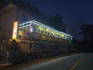 Jecheon Cheongpung Hwangto Pension