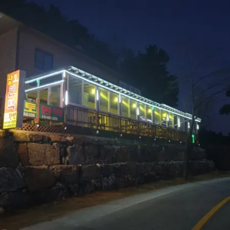 Jecheon Cheongpung Hwangto Pension Отели рядом с достопримечательностью «Храм Чонбанса»