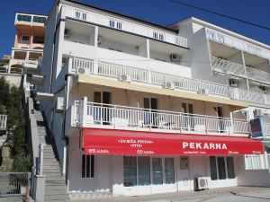 Apartmans and Rooms Mato