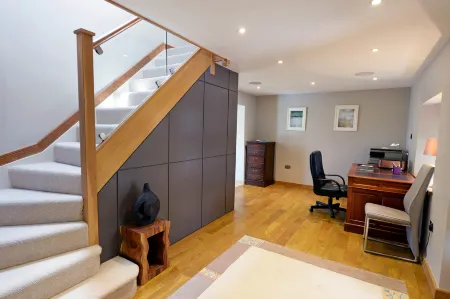 Priory Cottage - Luxury Cottage, Near to Beach