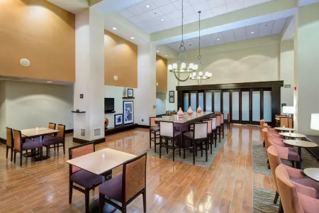 Hampton Inn & Suites Augusta West Отели рядом с достопримечательностью «DEFY Augusta»