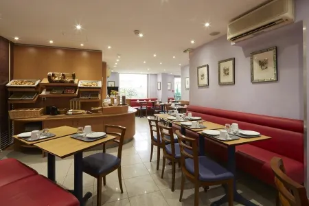 Campanile Paris 14 - Maine Montparnasse Отели рядом с достопримечательностью «Катакомбы Парижа»