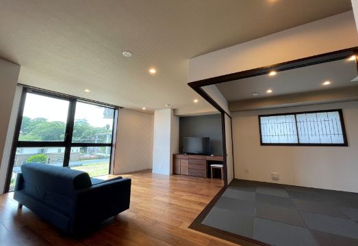 [The View Odawara 객실의 편안한 침대와 창문 밖 풍경]