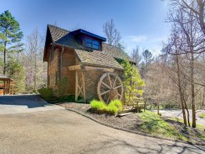 McCormack's Mill Custom Cabin with Hot Tub Resort Pool Arcade Games and 2 Miles from the Island