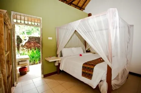 D'Tunjung Resort & Spa Отели рядом с достопримечательностью «Yeh Malet Beach»