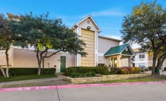 HomeTowne Studios Dallas - North Addison/ Tollway