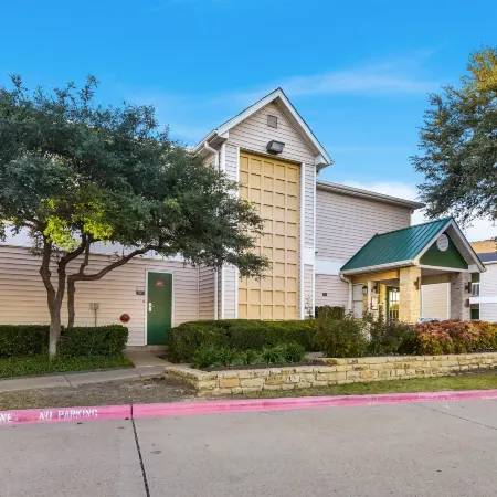 HomeTowne Studios By Red Roof Dallas - North Addison/ Tollway