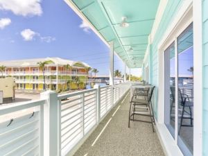 Ocean Jewel 3- Modern Cozy Loft Close to Beach and Shops