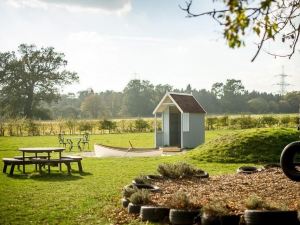 The White Horse Hotel and Luxury Shepherds Huts