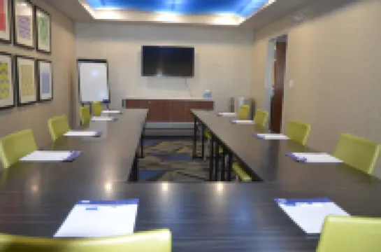 Holiday Inn Express & Suites ROCHESTER by IHG Hotels in Strafford County