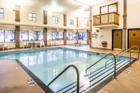 Econo Lodge Inn & Suites - Pools