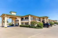 Quality Inn & Suites Hotels near Camp Barkeley Dog Park