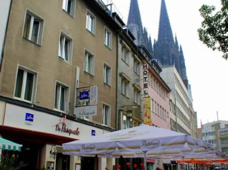 Boutique 003 Köln am Dom, Trademark Collection by Wyndham Отели рядом с достопримечательностью «Dom Treasury»