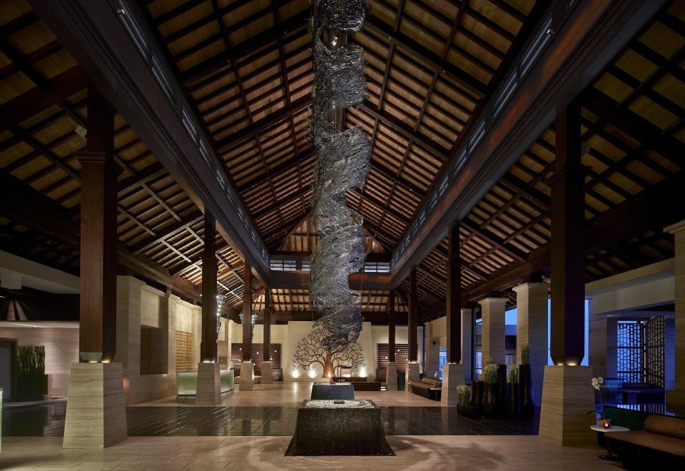 더 리츠칼튼 발리의 럭셔리한 다이닝 공간